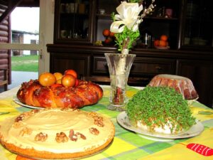 Oto przykład polskiego stołu wielkanocnego. Zdjęcie z mojego domu rodzinnego w Polsce. Po prawej stronie widać wielkanocne ciasto „babka” oraz rzeżuchę. Po lewej stronie jest polskie ciasto w kształcie koła, domowo farbowe jajka i ciasto „mazurek”.