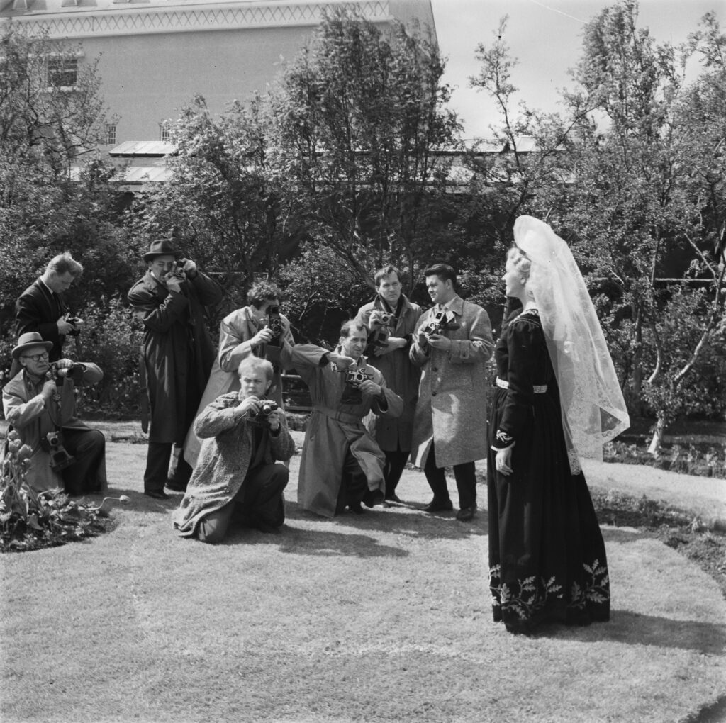 Fjallkonan Bryndís Pétursdóttir í Alþingisgarðinum 1953 umkringd ljósmyndurum. Ljósmynd: Sigurður Guðmundsson.